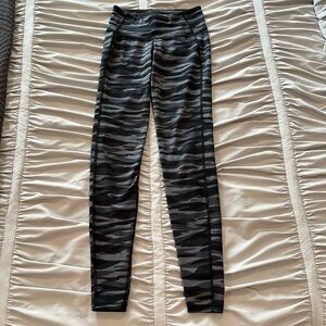 Old Navy Active Go-Dry Black and Gray Camo Patterned Workout Leggings